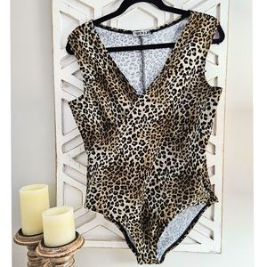 The New Blak Bold Animal Print Sleeveless VNeck Pullover Bodysuit Size Large